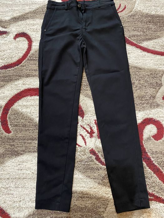 Pantalon fete,model de blugi,pe picior