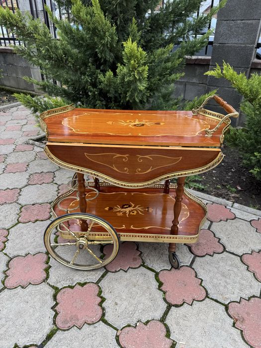 Gheridon deosebit din lemn cu intarsii si elemente alama