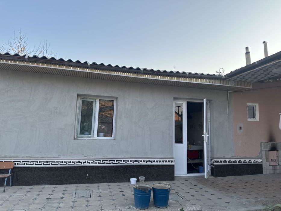 Uy sotiladi,xovli ,holati zur,5 sotok ,narxi kelishiladi