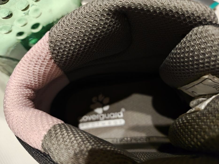 Продавам  НОВИ safety обувки.Номер 37.