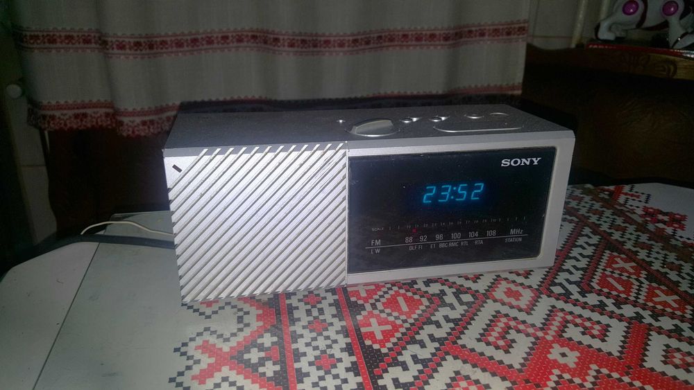 Radio LW/FM cu ceas albastru Sony ICF C16L (Germania)