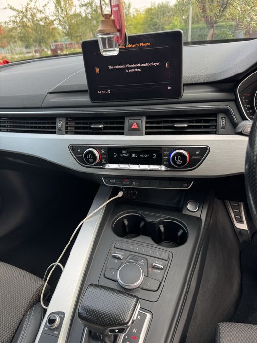 Audi A 4 2.0 TDI 190 cp S-Line Automat S Tronic Volan Dreapta
