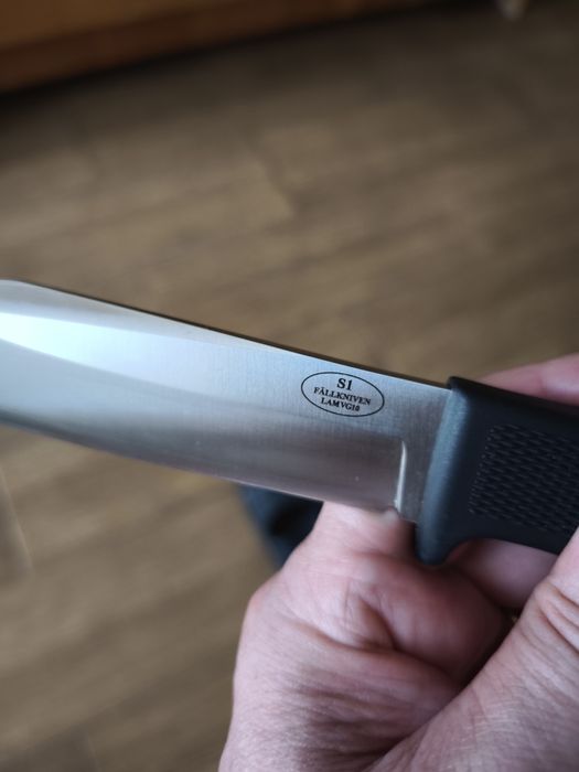 Продавам нож Falkniven S1, с кожена кания кания