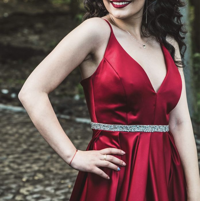 Rochie roșie elegantă cu șliț