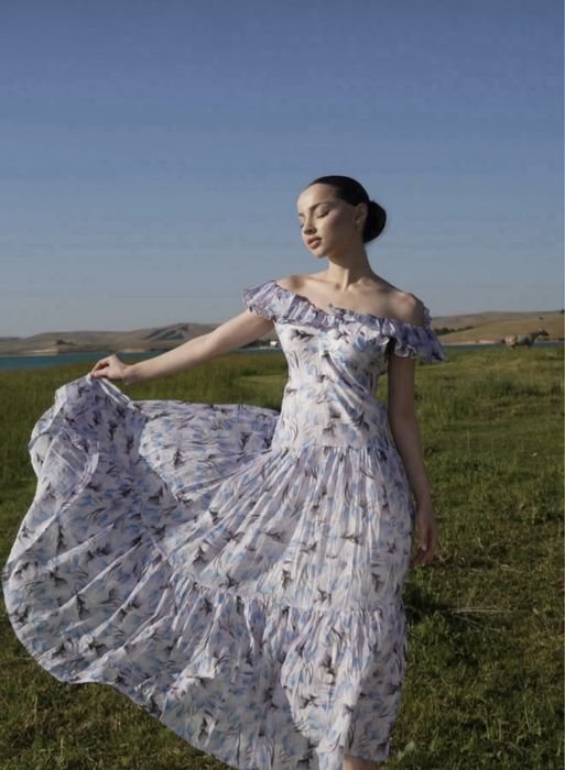 Продам платье. Новая с этикеткой. Цветочный принт.Длинная.