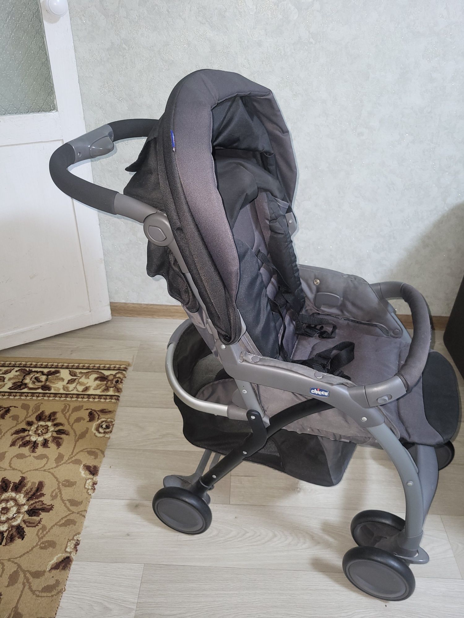 Коляска c chicco в отличном состоянии.Торг