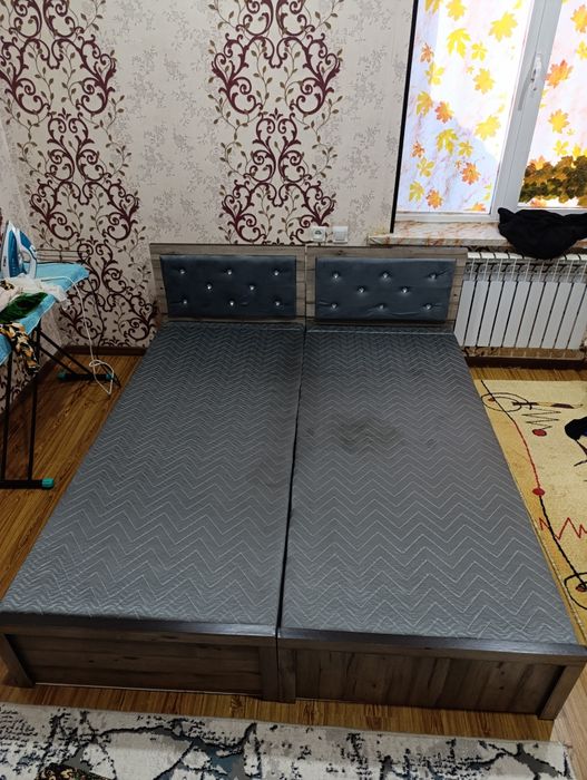 Спальня кровать .