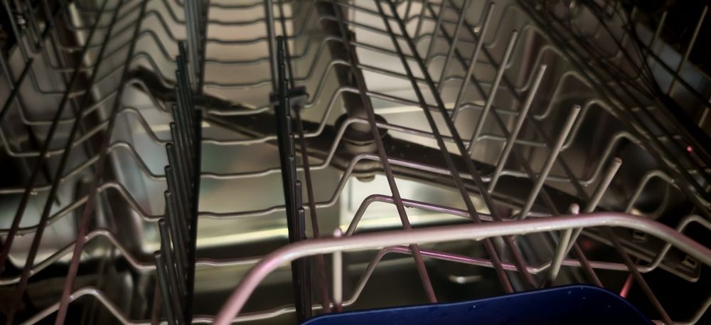 Продавам вградена съдомиялна машина SIMENS (Германия) с ширина 60 см.