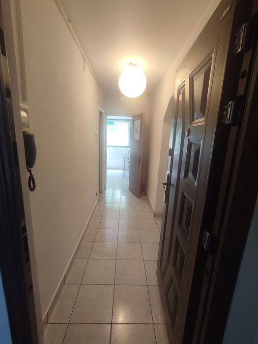 PROPRIETAR Vând apartament 2 camere decomandat la 400m de metrou