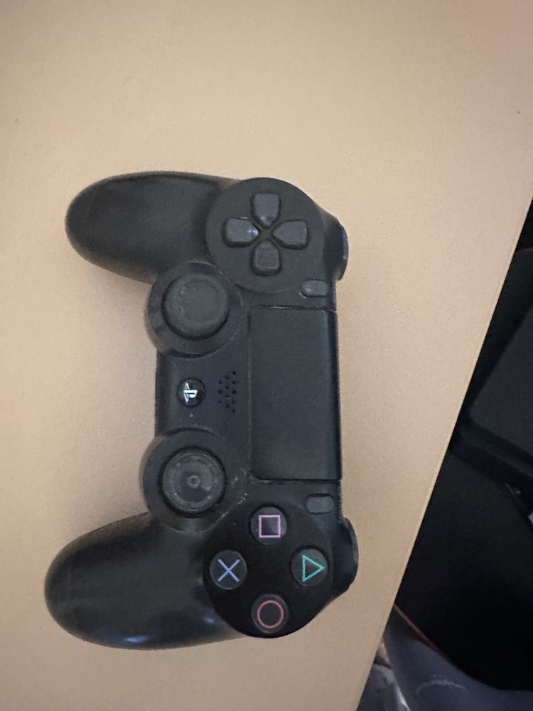 Ps4 slim cu maneta si 2 jocuri