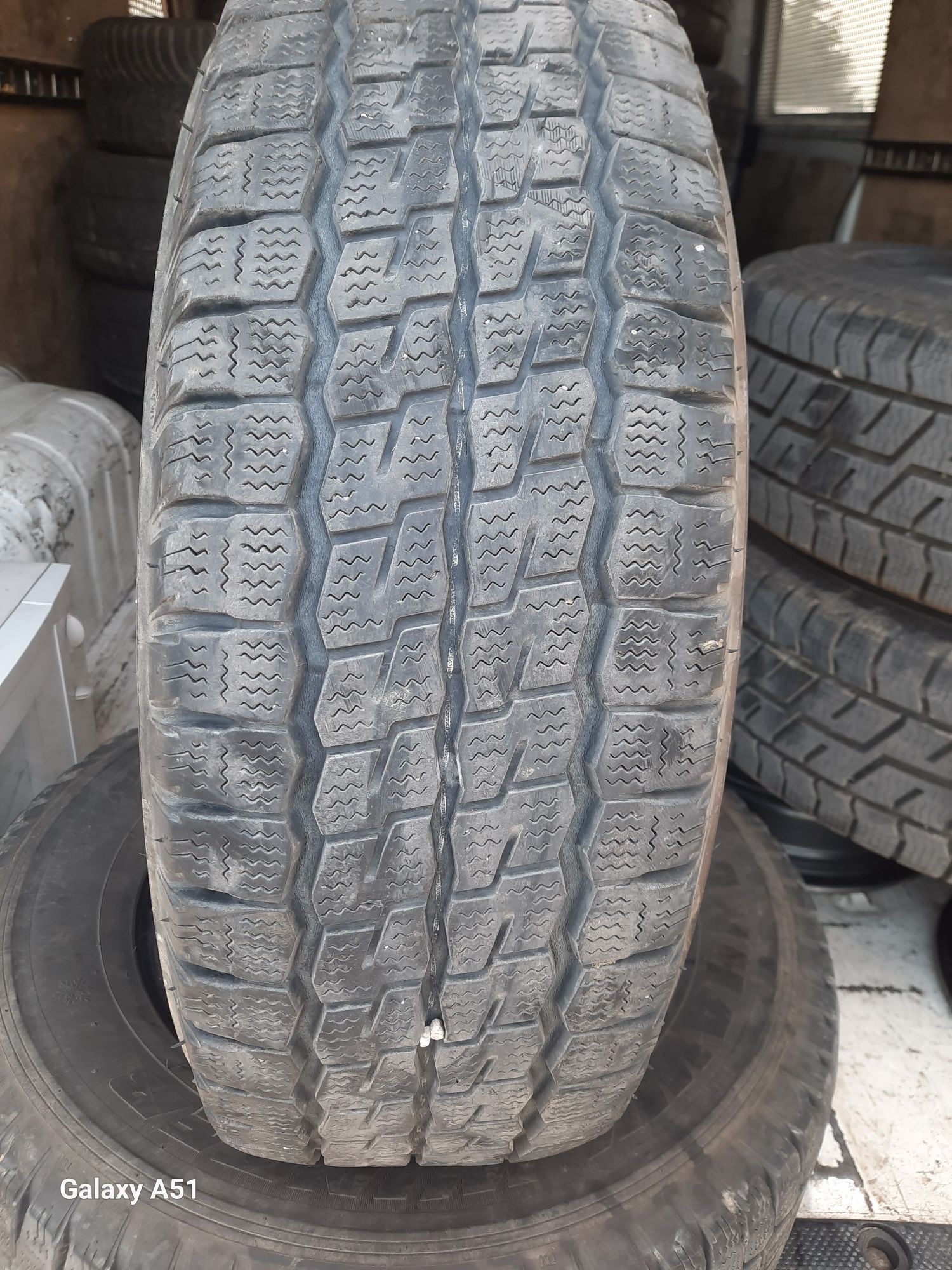 Бусови гуми 225/70/15С.