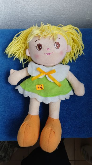 Плюшени играчки различни големини и разцветки любими на малките деца.