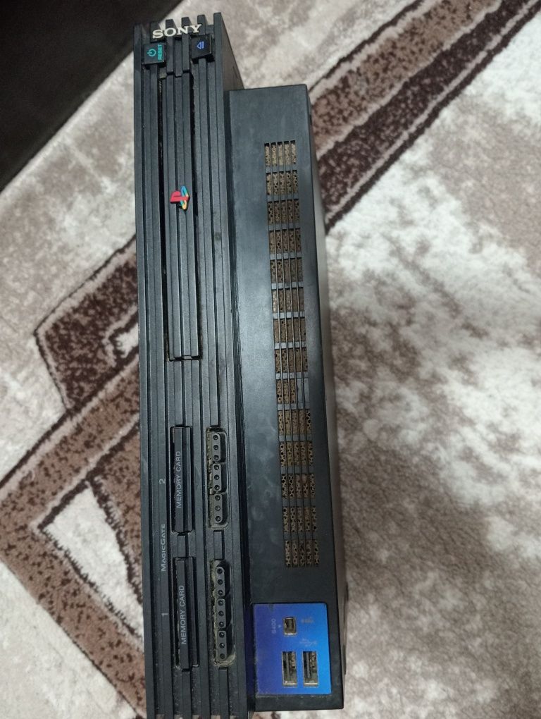 Ps 2 cu 3 joystickuri făra jocuri negociez prețul