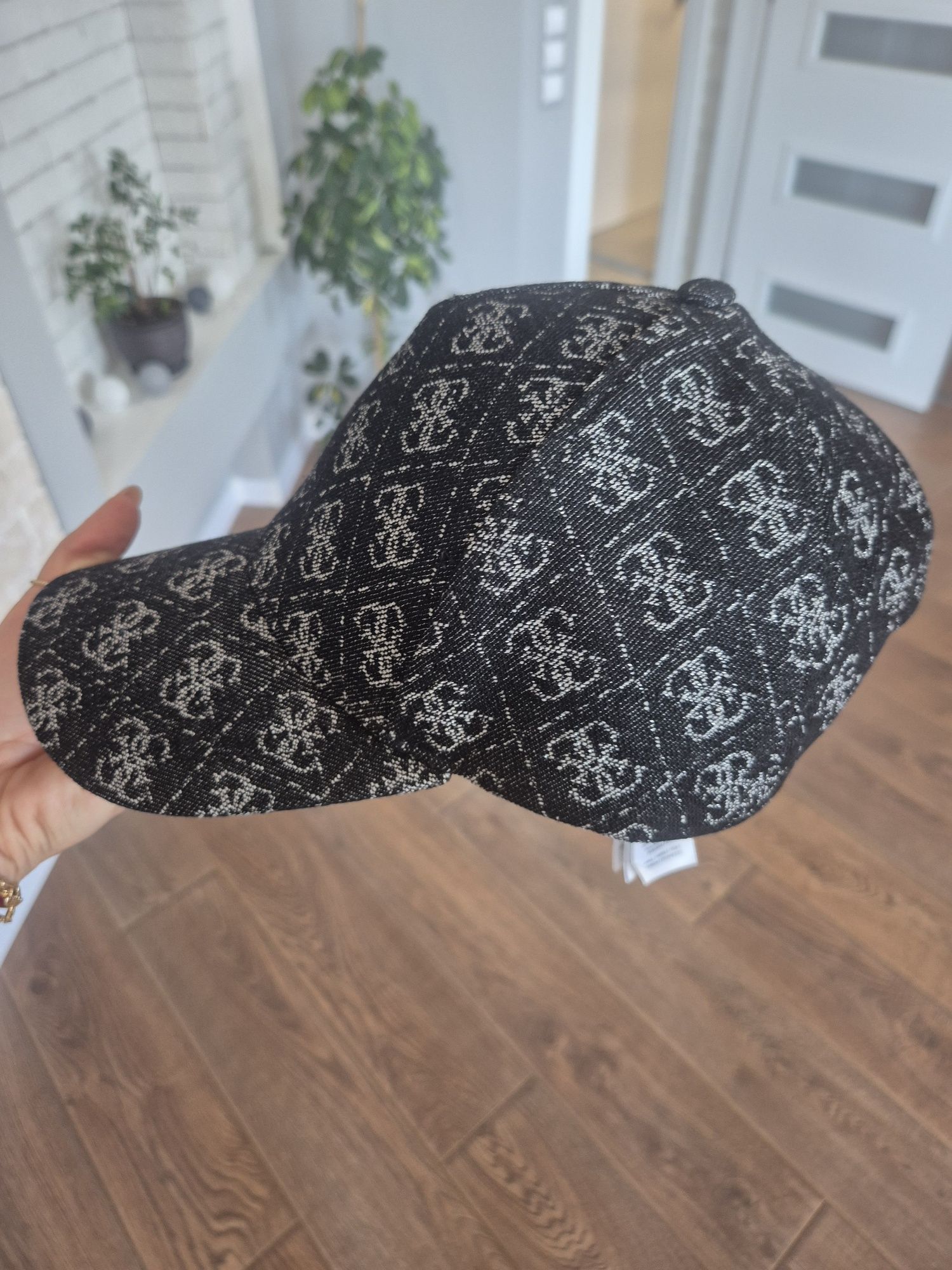 Шапка Guess с лого