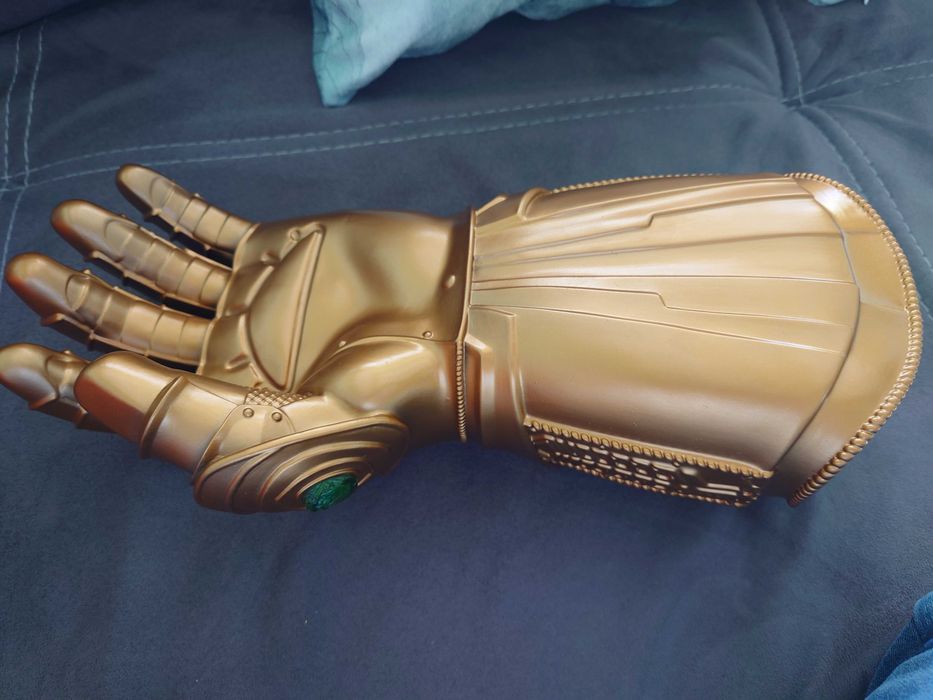 Продавам ръкавицата на Thanos Танос в реални размери със светещи камън