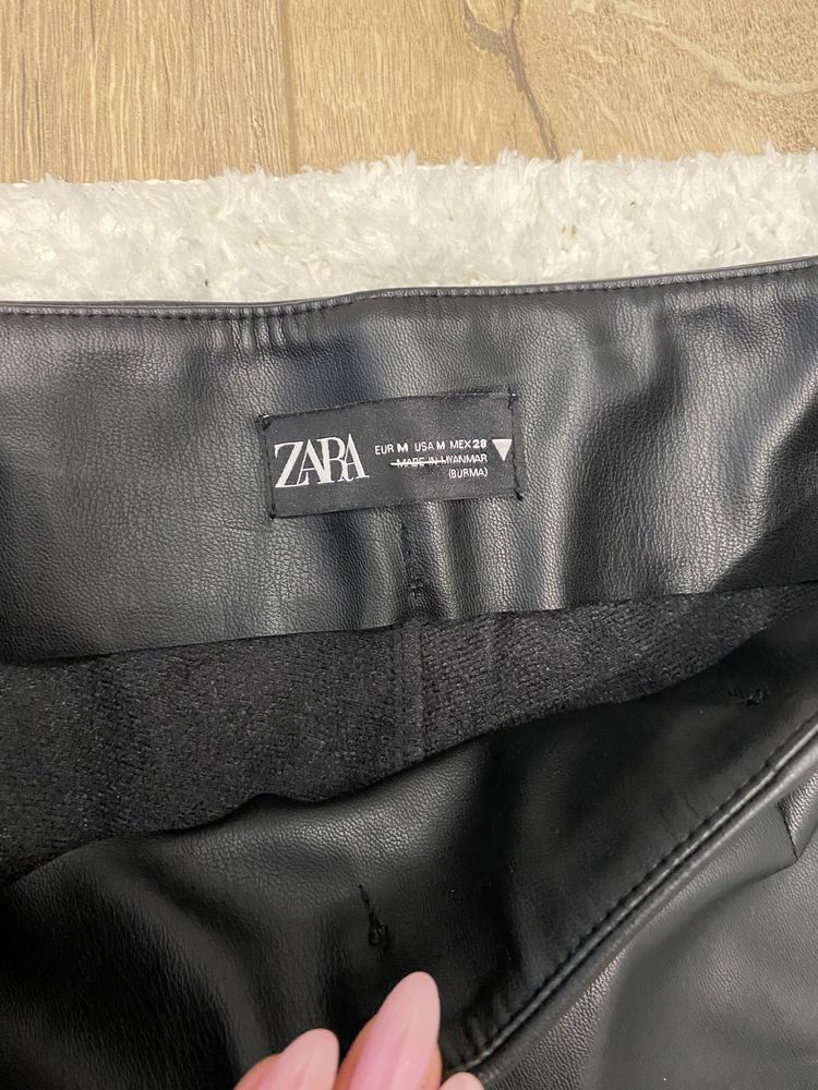 Pantaloni Evazati imitatie de piele ZARA