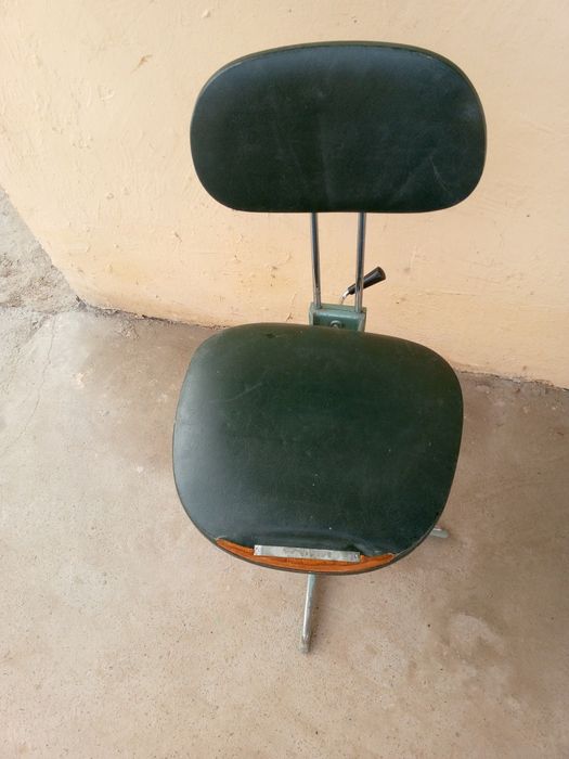 Стул для работы дома. Он крутится .