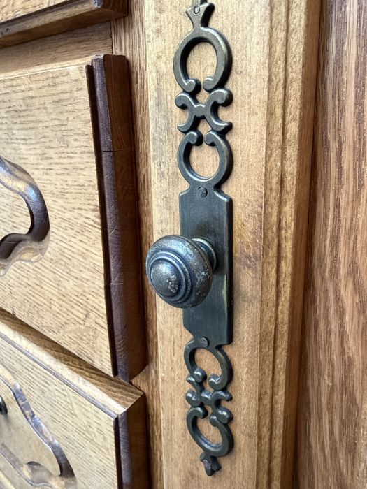 Скрин от масивно дърво с чекмеджета и рафтове