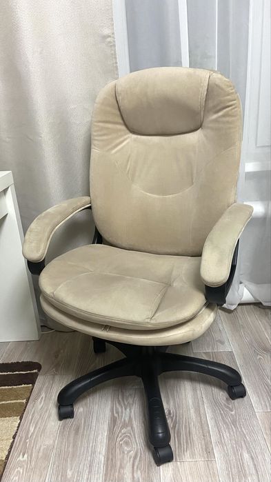 Кресло офисное с бархатной обивкой