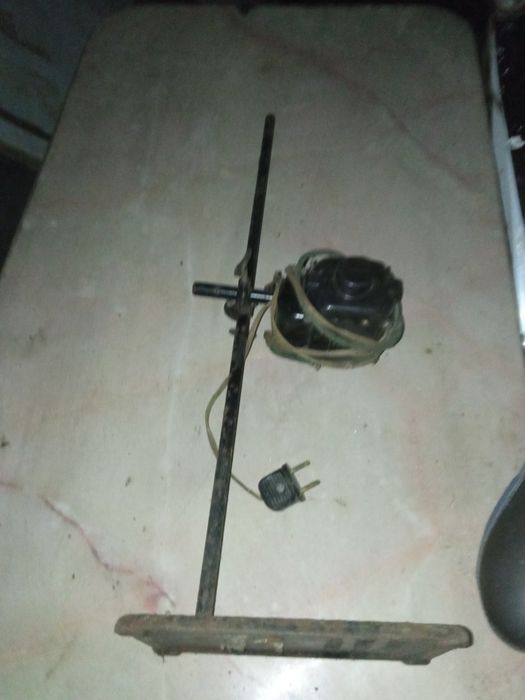 Продам штатив свращяющемся механизмом