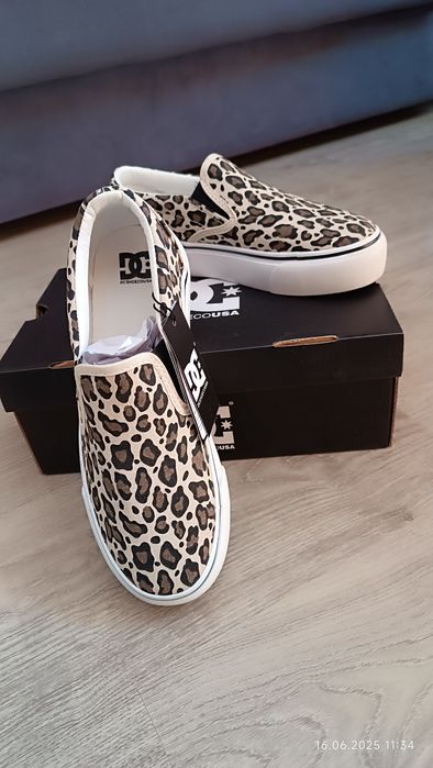 Нови с кутия DC shoes slip on