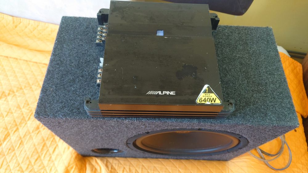 Vând Wooferul și Amplificator Alpine