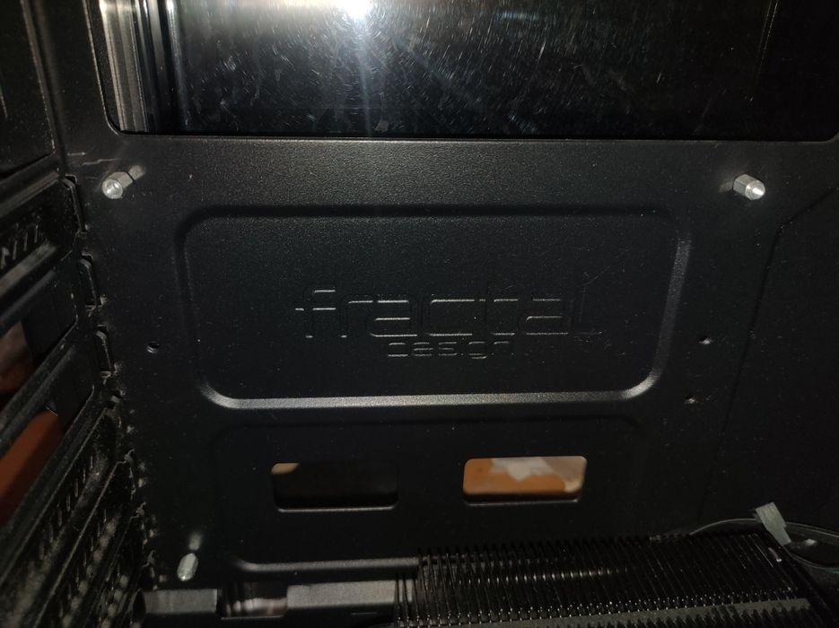 Продается корпус  FRACTAL черного цвета а отличном состоянии