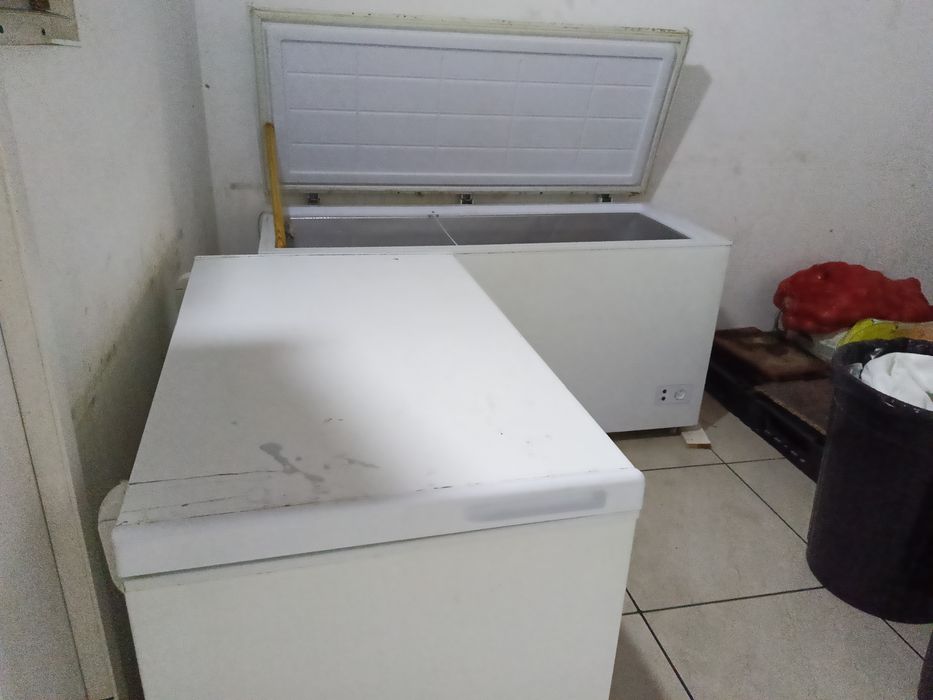 Продам витринные холодильники, морозильную ларь.