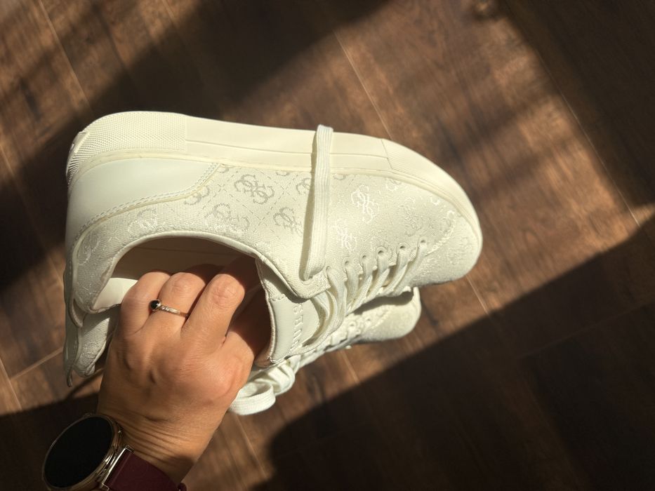 Бели дамски кецове Guess 39номер