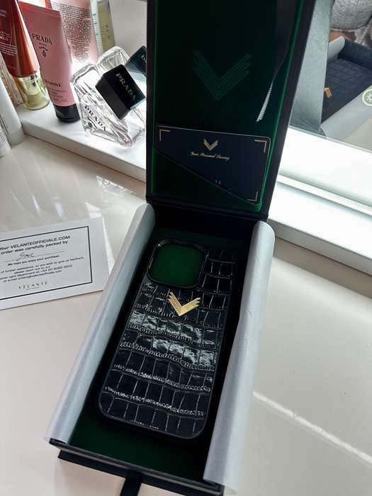 Vând huse Velante IPhone 14 Pro ambele 500 lei.