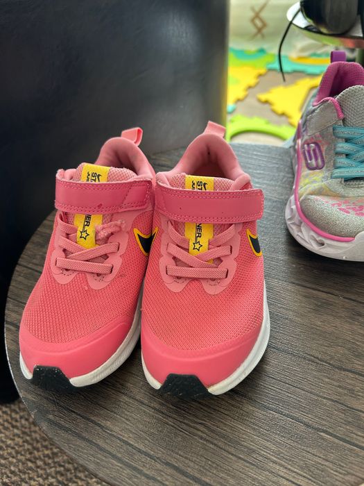 Vand adidasi și blugi