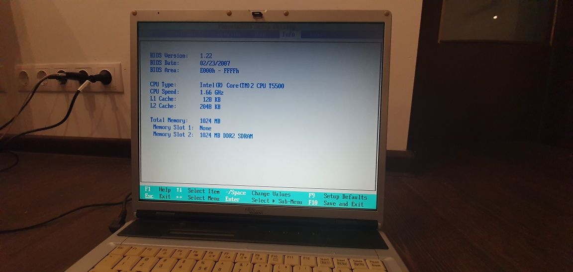 Laptop Fujitsu Siemens E8110 (BONUS: geanta laptop)