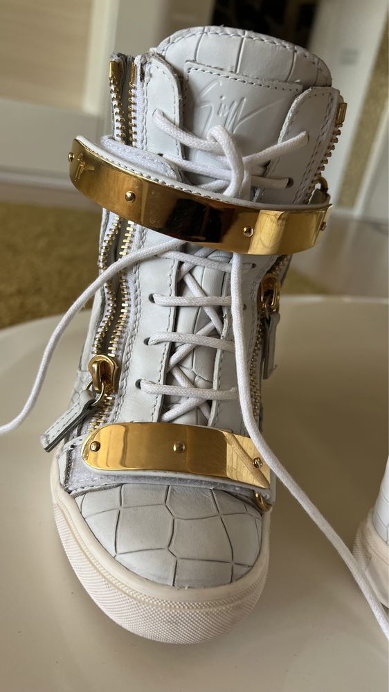 Pantofi Giuseppe Zanotti albi marimea 37 din piele de corcodil