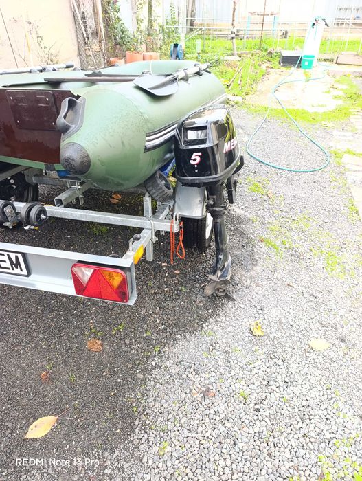 Лидка с колесар двигател и жилетки