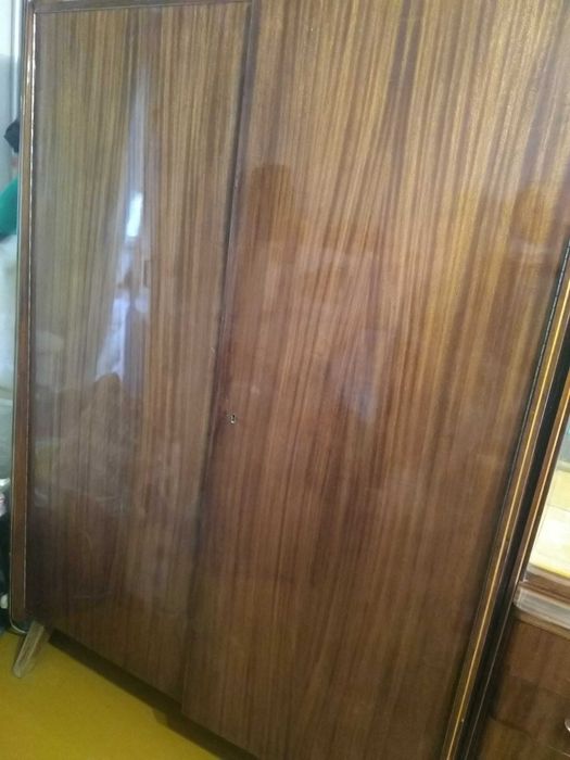 Продам шкаф двухстворчатый и сервант, б/у, импортного производства