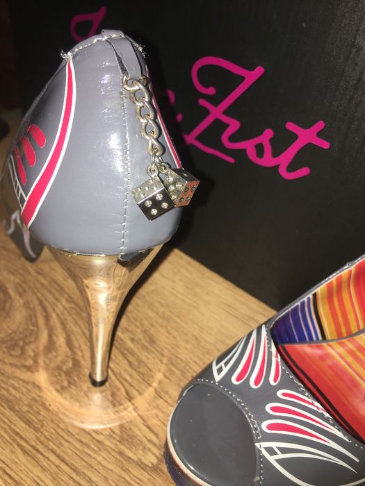 Обувки на висок ток Iron Fist