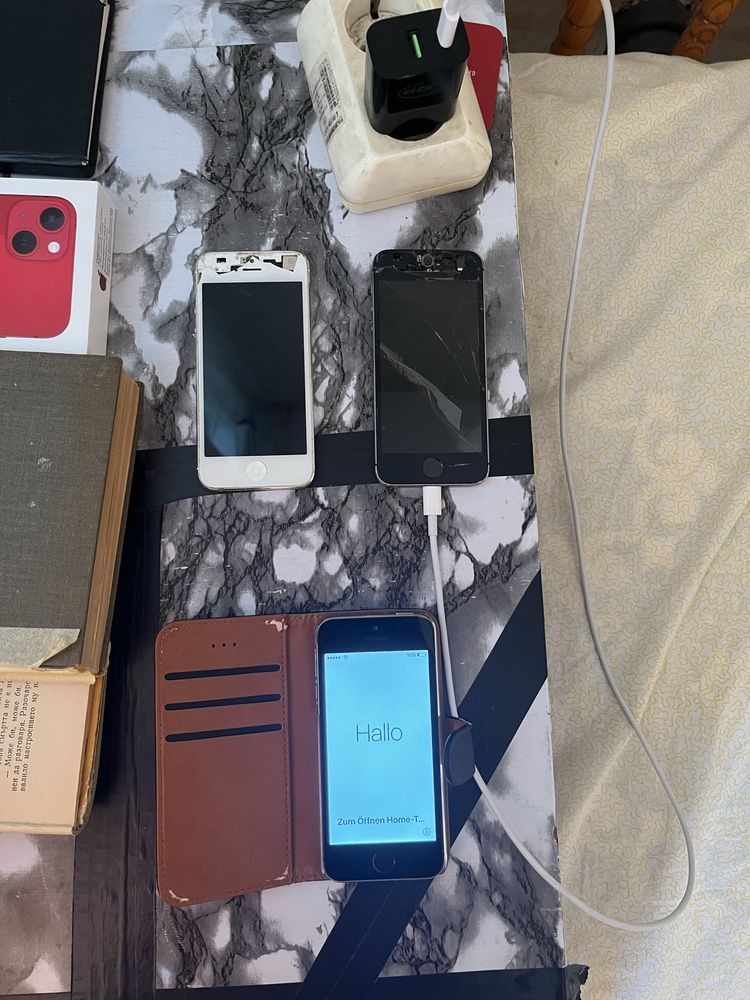 Три айфона 5s.Двата са със работещи откючени платки.
