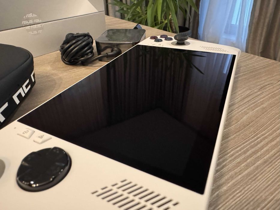 Consola portabila gaming ROG Ally Z1 Extreme, 16GB LPDDR5, SSD 512GB