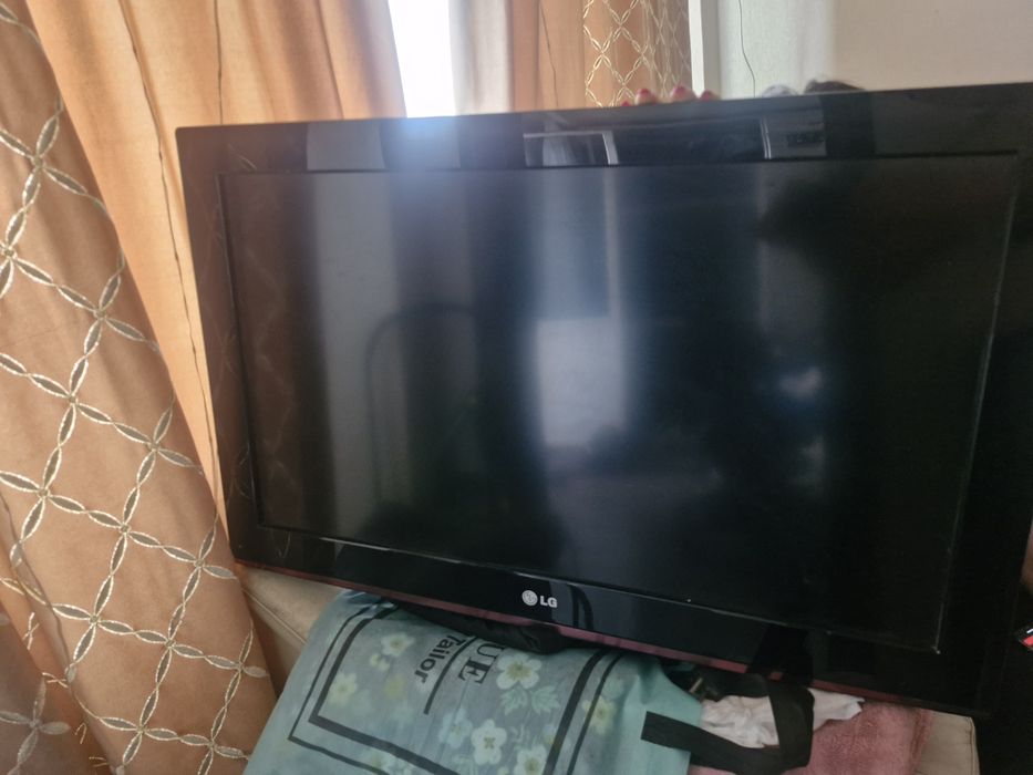 Телевизор в хорошем состоянии все работает ну без интернета