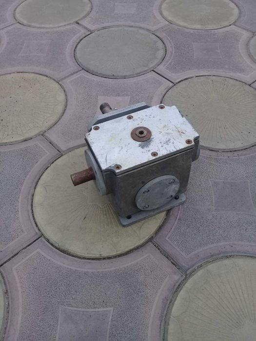 продам червячный редуктор Угловой редуктор