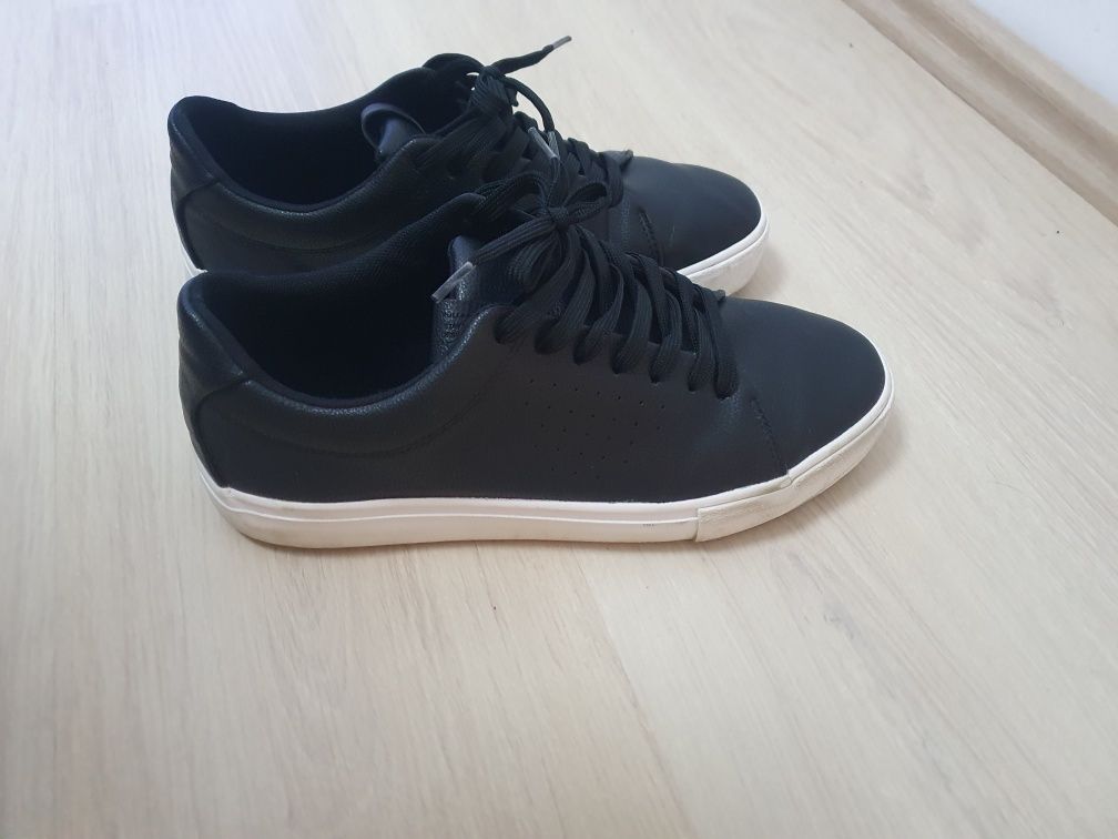 Adidasi barbati pull&bear marimea 42 27 cm arata foarte bine