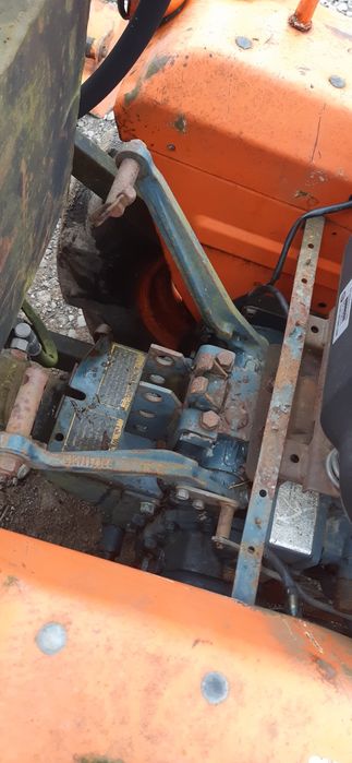 Tractor kubuta cu incarcator frontal