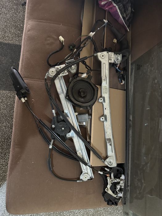 Пълно оборудване за дясна предна врата на Mitsubishi Colt