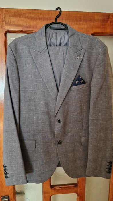 Vând costum bărbați elegant