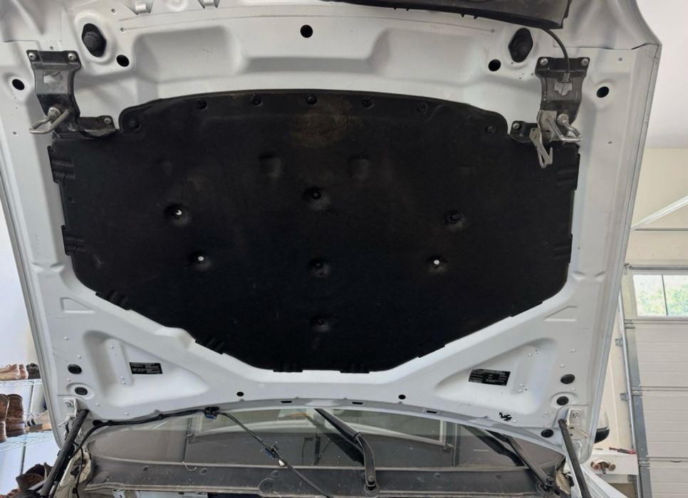 Продавам преден капак BMW X5 X6 E70 E71 перфектен