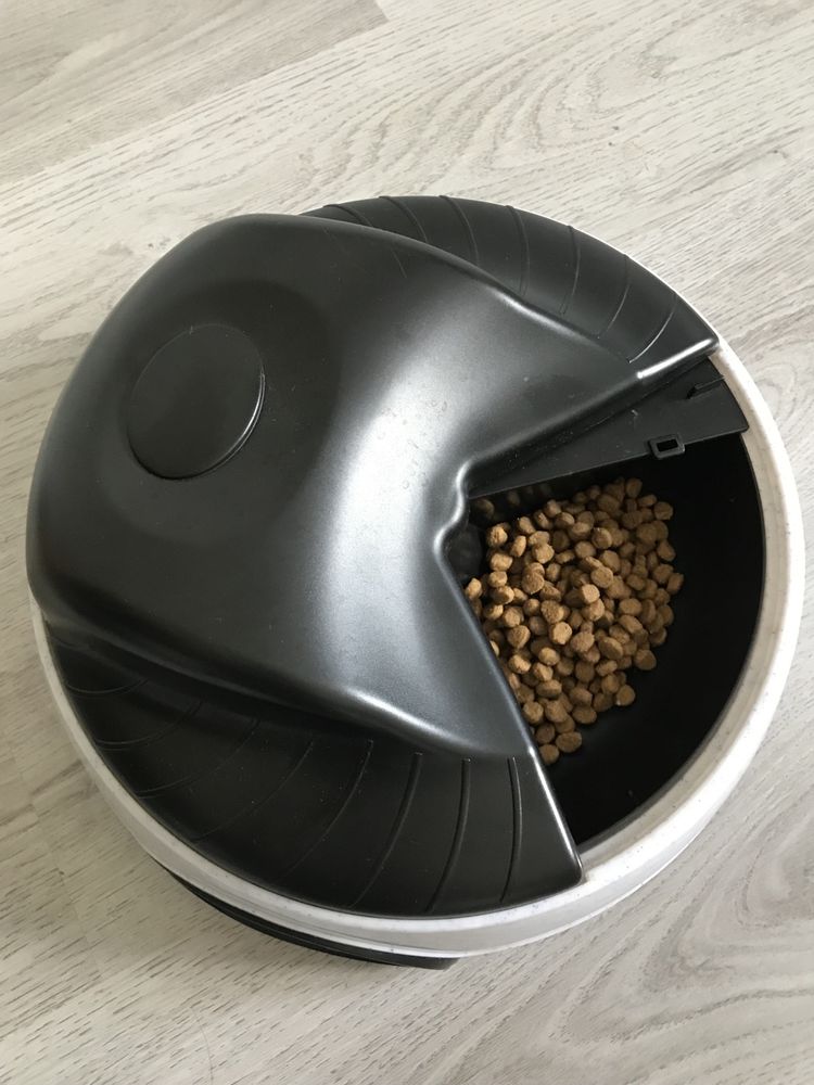 Automatic pet Feeder