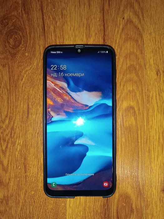 Продавам запазен Самсунг А30