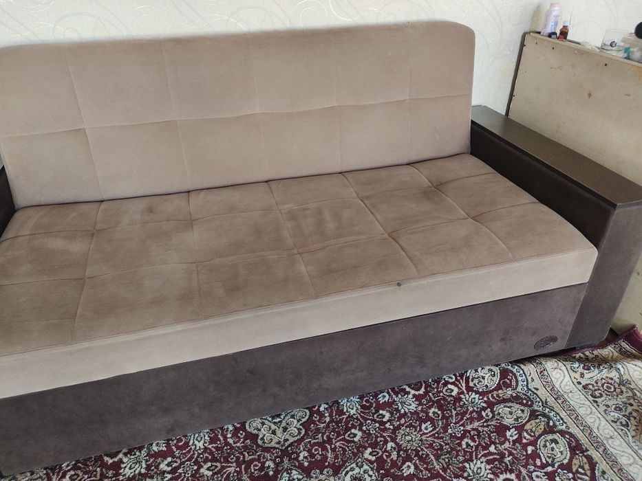 Divan sotiladi  naxtga