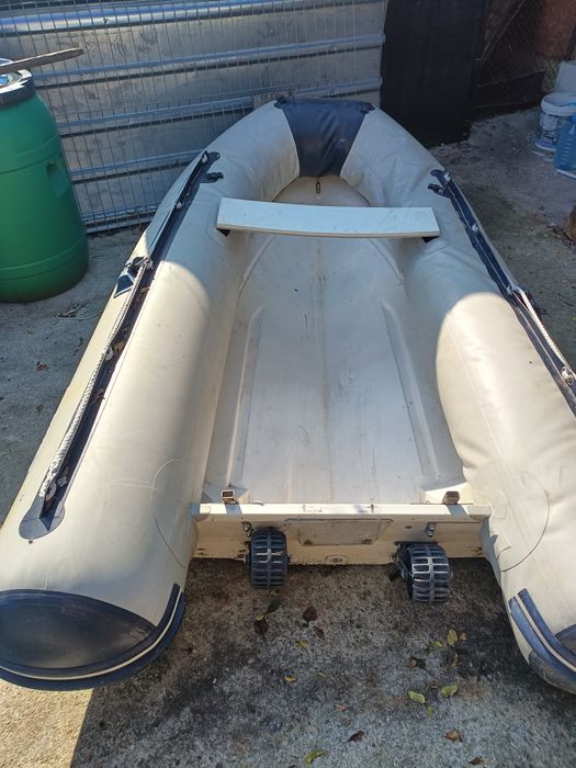 Barcă rib cu chilă din fibră,, + motor 4 cai