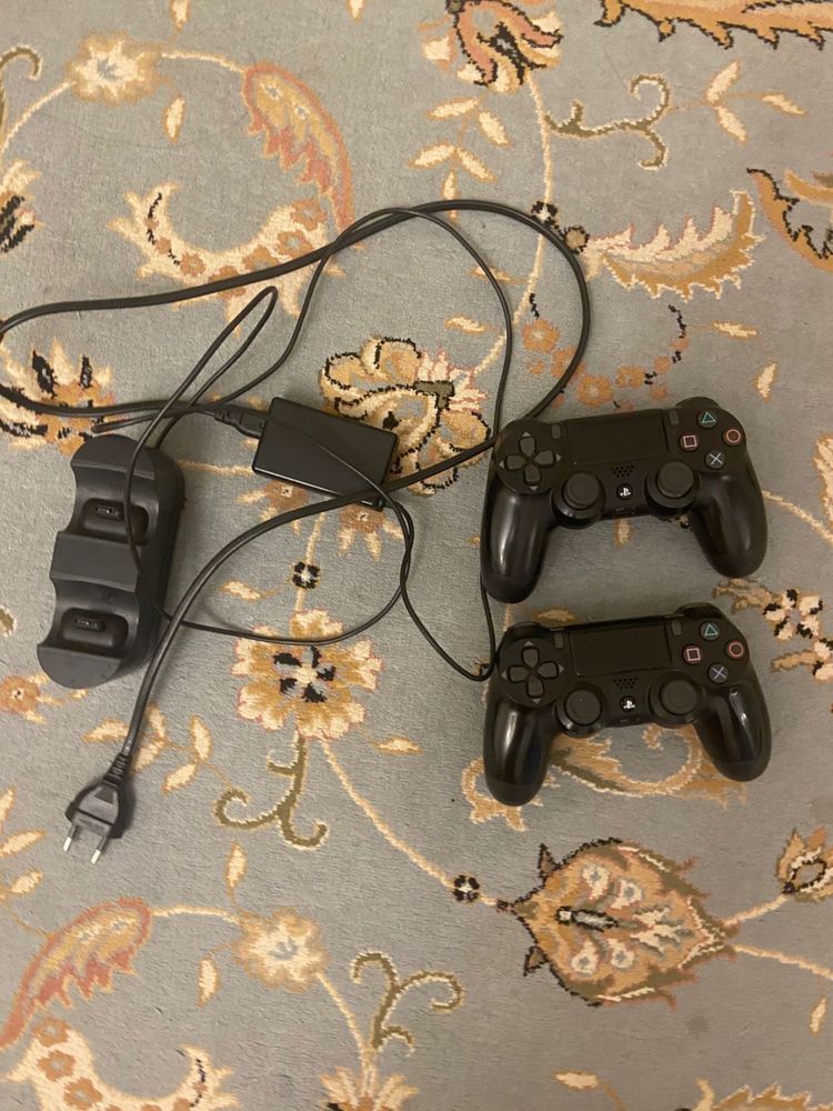 PS4 с 2 рабочими дисками рядом зарядник и внутри fc24